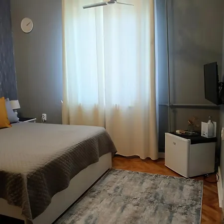 בית אירוח Crystal *